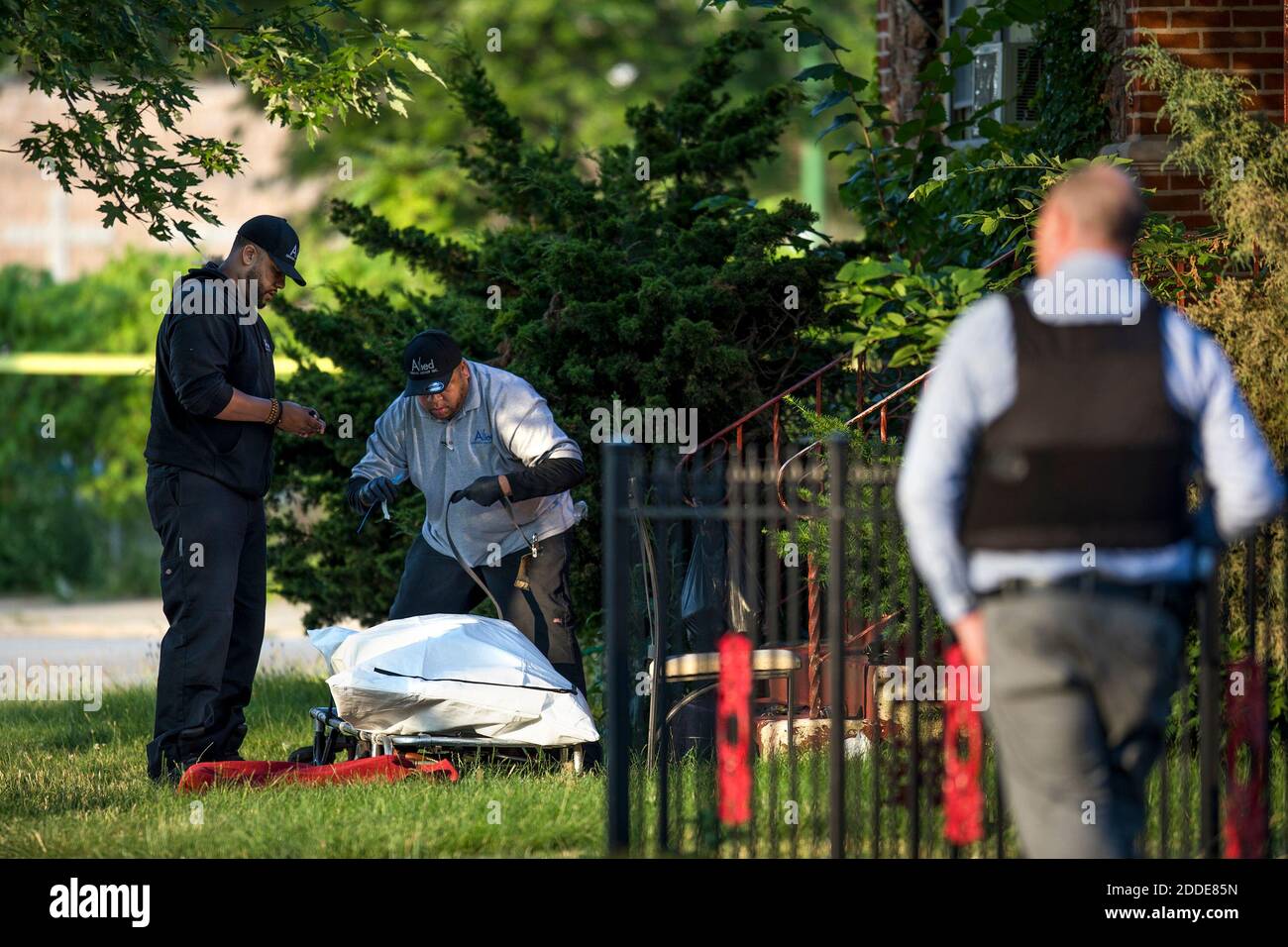 NO FILM, NO VIDEO, NO TV, NO DOCUMENTARIO - UN servizio di rimozione del corpo trasporta due persone che sono state uccise in una ripresa che ha ferito altre due vicino all'intersezione di South Eberhart Avenue e East 110th Place Mercoledì, 5 luglio 2017 a Chicago, il, USA. Un totale di 101 persone sono state sparate a Chicago nel corso di un weekend insolitamente violento del 4 luglio, lasciando almeno 14 morti, secondo la polizia e i media locali, mentre la città continua a combattere con il crimine delle armi. Secondo i dati forniti b, i funzionari di polizia hanno contato 71 incidenti di sparo e 14 omicidi tra le 18:00 CDT di venerdì e mercoledì presto Foto Stock