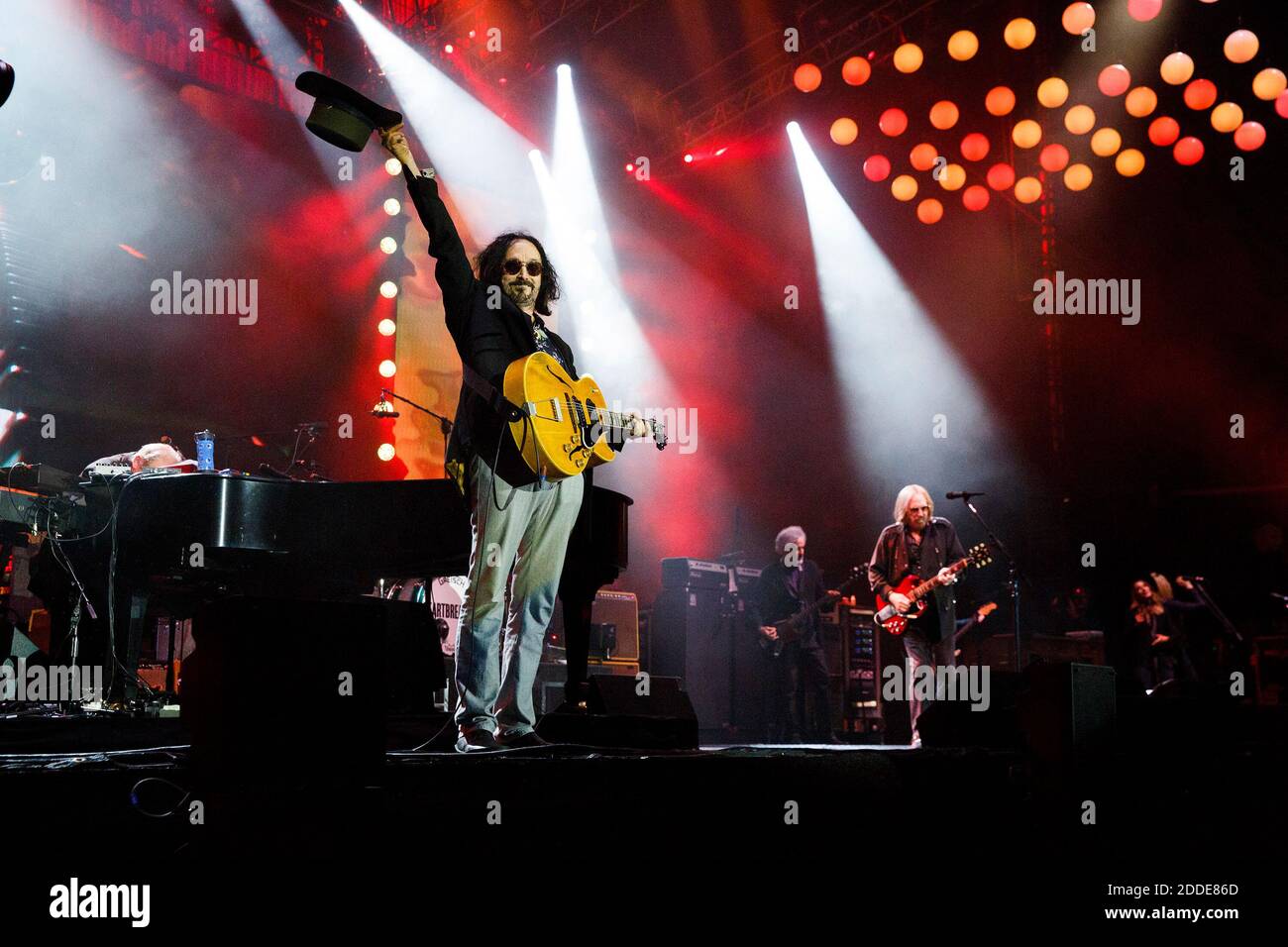 NESSUN FILM, NESSUN VIDEO, NESSUNA TV, NESSUN DOCUMENTARIO - Mike Campbell, Tom Petty e The Heartbreakers si esibiscono al Wrigley Field giovedì 29 giugno 2017 a Chicago, Illinois, USA. Foto di Armando L. Sanchez/Chicago Tribune/TNS/ABACAPRESS.COM Foto Stock