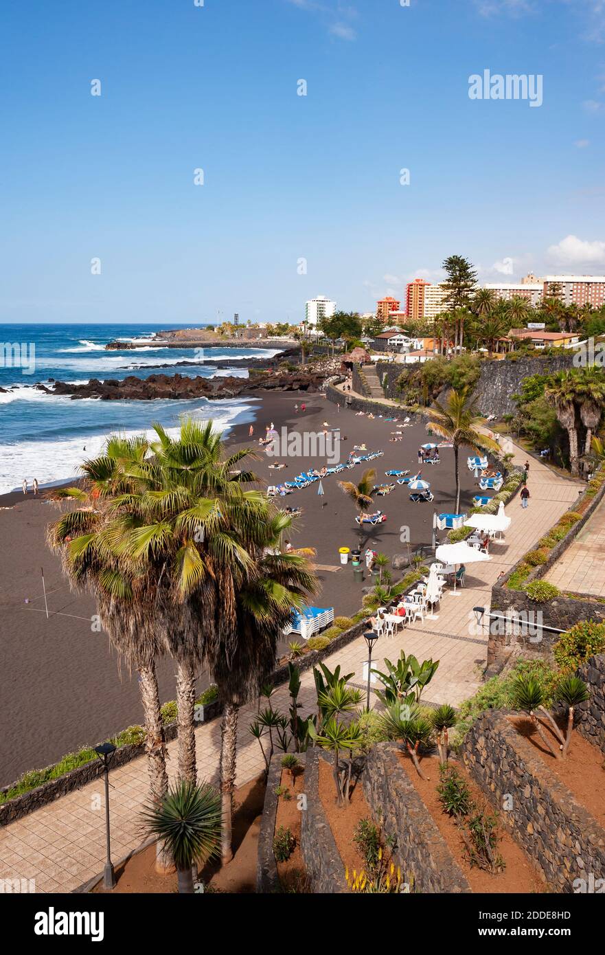 Spagna, Provincia di Santa Cruz de Tenerife, Puerto de la Cruz, Spiaggia della città nera in estate Foto Stock