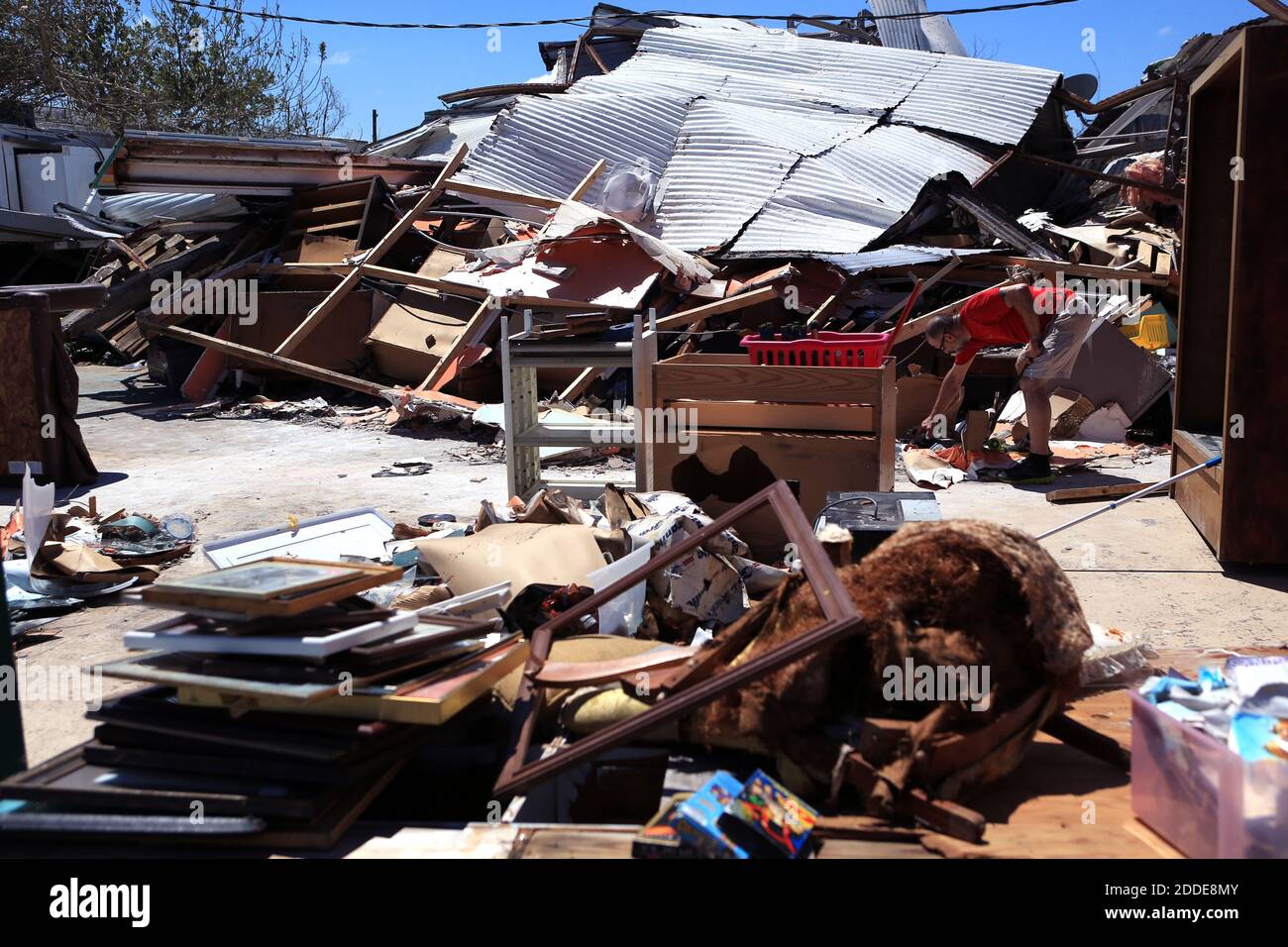 NO FILM, NO VIDEO, NO TV, NO DOCUMENTARIO - Lance Esswein scava attraverso le macerie del negozio di antiquariato e rivendita di sua moglie, Brand New Again, a Rockport, Texas, USA, martedì 29 agosto 2017. Il negozio è stato appiattito dall'uragano Harvey. "Il sogno di mia moglie è in questo negozio", ha detto. Foto di Rachel Denny Clow/Corpus Christi Caller-Times/TNS/ABACAPRESS.COM Foto Stock