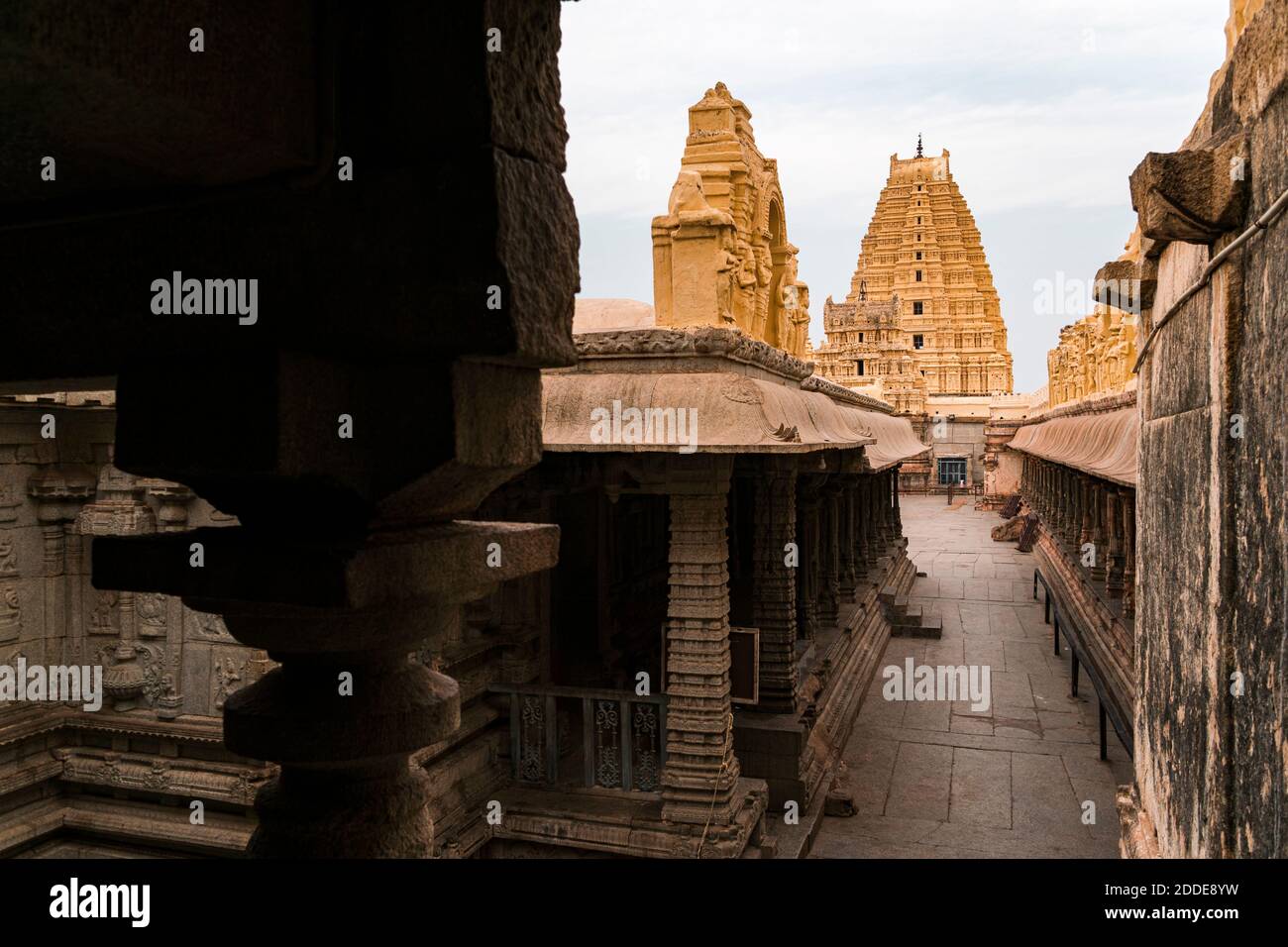 India, Karnataka, Hampi, architettura dell'antico tempio di Virupaksha Foto Stock