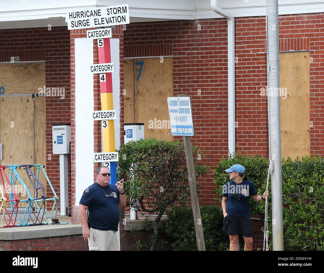 NO FILM, NO VIDEO, NO TV, NO DOCUMENTARIO - i vigili del fuoco di Volontario Todd Smith e sua moglie, Tammy, fanno i preparativi finali chiudendo il Municipio di Tybee Island prima che l'uragano Irma arrivi sabato 9 settembre 2017, su Tybee Island, Ga. Photo by Curtis Compton/Atlanta Journal-Constitution/TNS/ABACAPRESS.COM Foto Stock