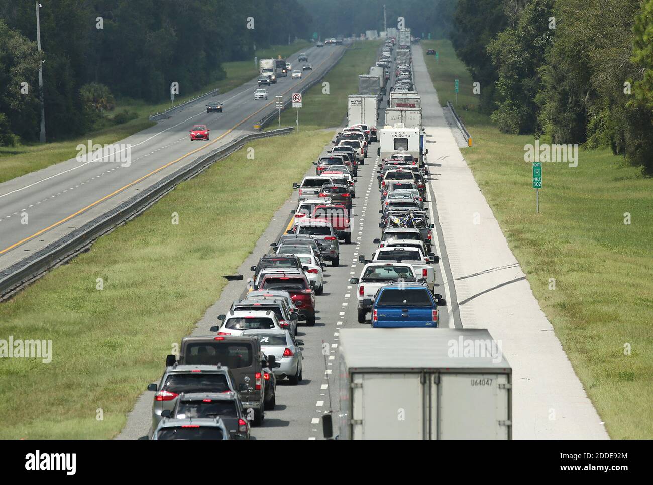 NO FILM, NO VIDEO, NO TV, NO DOCUMENTARIO - Traffic rotola in un giro sulle corsie di nord della Florida Turnpike vicino all'intersezione della i-75 a Wildwood venerdì 8 settembre 2017. Gli automobilisti stanno evacuando per il previsto arrivo dell'uragano Irma. Foto di Stephen M. Dowell/Orlando Sentinel/TNS/ABACAPRESS.COM Foto Stock