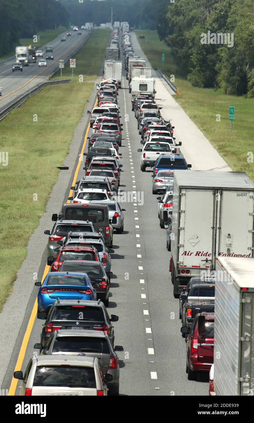NO FILM, NO VIDEO, NO TV, NO DOCUMENTARIO - Traffic rotola in un giro sulle corsie di nord della Florida Turnpike vicino all'intersezione della i-75 a Wildwood venerdì 8 settembre 2017. Gli automobilisti stanno evacuando per il previsto arrivo dell'uragano Irma. Foto di Stephen M. Dowell/Orlando Sentinel/TNS/ABACAPRESS.COM Foto Stock