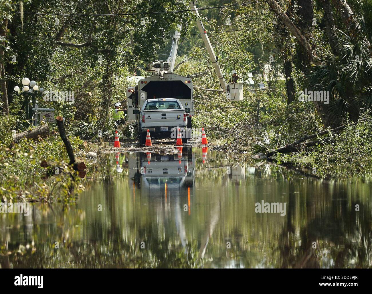 NO FILM, NO VIDEO, NO TV, NO DOCUMENTARIO - Electrical lineman lavoro su una strada allagata ad Astor, FL, USA, mercoledì 13 settembre 2017, sulla scia dell'uragano Irma. Foto di Stephen M. Dowell/Orlando Sentinel/TNS/ABACAPRESS.COM Foto Stock