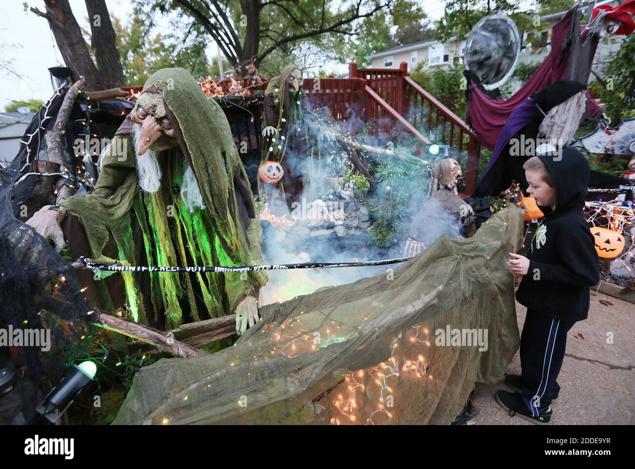 NO FILM, NO VIDEO, NO TV, NO DOCUMENTARIO - Nathan Donaubauer, 6, guarda un Halloween mostra nel cortile della sua casa sul 600 blocco di Nancy Drive Mercoledì, 11 ottobre 2017, a St. Charles, Mo. Foto di Chris Lee/St. Louis Post-Dispatch/TNS/ABACAPRESS.COM Foto Stock