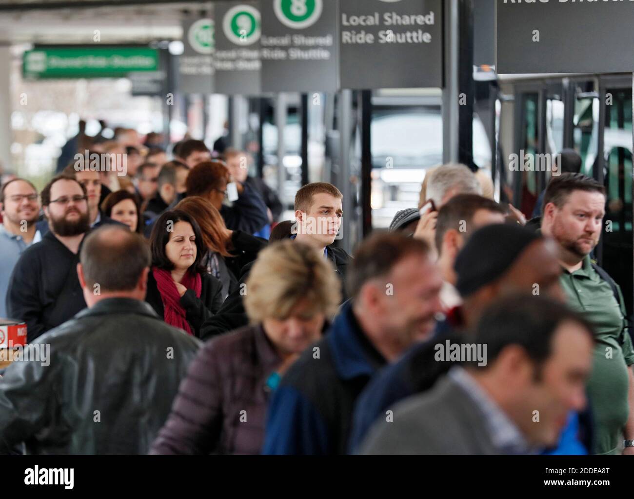 NESSUN FILM, NESSUN VIDEO, NESSUNA TV, NESSUN DOCUMENTARIO - con SkyTrain fuori servizio lunedì 18 dicembre 2017, i viaggiatori sono stati diretti verso una lunga linea per gli autobus navetta. I passeggeri sentivano ancora gli effetti dell'interruzione dell'alimentazione di domenica all'aeroporto internazionale Hartsfield-Jackson di Atlanta, dovendo sopportare lunghe code per ritirare bagagli e prendere navette. Foto di Bob Andres/Atlanta Journal-Constitution/TNS/ABACAPRESS.COM Foto Stock