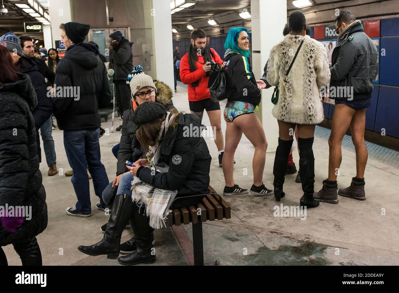 NESSUN FILM, NESSUN VIDEO, NESSUNA TV, NESSUN DOCUMENTARIO - le persone aspettano di salire a bordo di un treno della Red Line CTA in direzione nord senza pantaloni a Chicago, il, USA, domenica 7 gennaio 2018. L'annuale No Pants Subway Ride ha caratterizzato una corsa di andata e ritorno dalla stazione di Loyola alla stazione di Roosevelt, senza bisogno di pantaloni. Foto di Lou foglia/Chicago Tribune/TNS/ABACAPRESS.COM Foto Stock