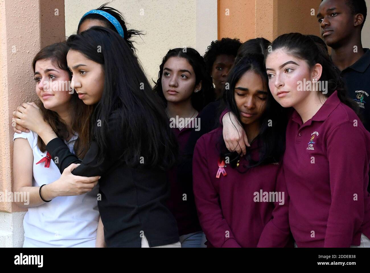 NO FILM, NO VIDEO, NO TV, NO DOCUMENTARIO - studenti della Pembroke Pines Charter High School, da sinistra, Brianna Adan, Naveen Farook, Swati Cumar, Sofia Mendoza e altri ascoltano i nomi dei 17 uccisi durante le riprese di massa alla Marjory Stoneman Douglas High School una settimana fa durante il walkout della scuola mercoledì 21 febbraio 2018, a Pembroke Pines, FL, USA. Foto di Taimy Alvarez/Sun Sentinel/TNS/ABACAPRESS.COM Foto Stock