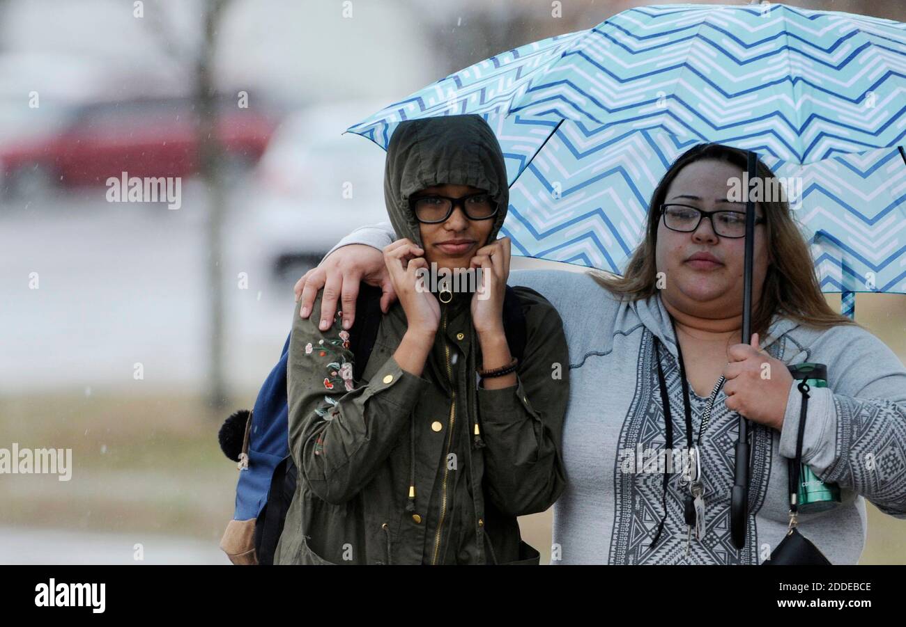 NO FILM, NO VIDEO, NO TV, NO DOCUMENTARIO - Cheyenne Harris, 15, un soprhomore alla Great Mills High School, e sua madre, Jacqueline Harris, lasciare il James A. Forrest Career and Technology Center martedì 20 marzo 2018, dopo che sono stati riuniti. Gli studenti di Great Mills sono stati evacuati dopo che un sospettato sparatutto è stato ucciso da un ufficiale delle risorse scolastiche. Due studenti sono stati feriti. Foto di Kim Hairston/Baltimore Sun/TNS/ABACAPRESS.COM Foto Stock