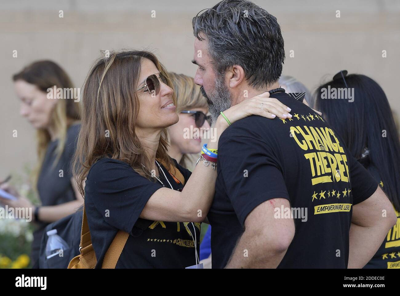 NESSUN FILM, NESSUN VIDEO, NESSUNA TV, NESSUN DOCUMENTARIO - Patricia Oliver dà a suo marito, Manuel, un abbraccio e un bacio dopo aver completato il suo murale e performance art, raffigurando il presidente Trump e la portavoce della NRA Dana Loesch alla protesta Rally4Reform per spingere per la riforma delle armi al Municipio di Dallas, TX, USA il sabato 5 maggio 2018. Joaquin, figlio di Oliver, è stato ucciso nel tiro di massa della Marjory Stoneman Douglas High School. Foto di Max Faulkner/Fort Worth Star-Telegram/TNS/ABACAPRESS.COM Foto Stock