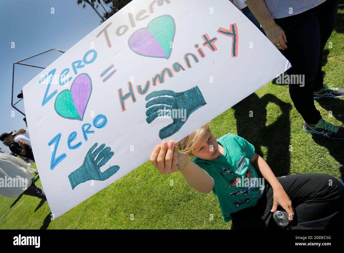 NESSUN FILM, NESSUN VIDEO, NESSUNA TV, NESSUN DOCUMENTARIO - il dodicenne Zachary Gottschalk di Portola Valley, nella California settentrionale, è stato uno dei centinaia di persone a protestare contro le politiche di immigrazione dell'amministrazione Donald Trump a Cannon Park a Carlsbad, California, sabato 30 giugno 2018. Foto di Howard Lipin/San Diego Union-Tribune/TNS/ABACAPRESS.COM Foto Stock