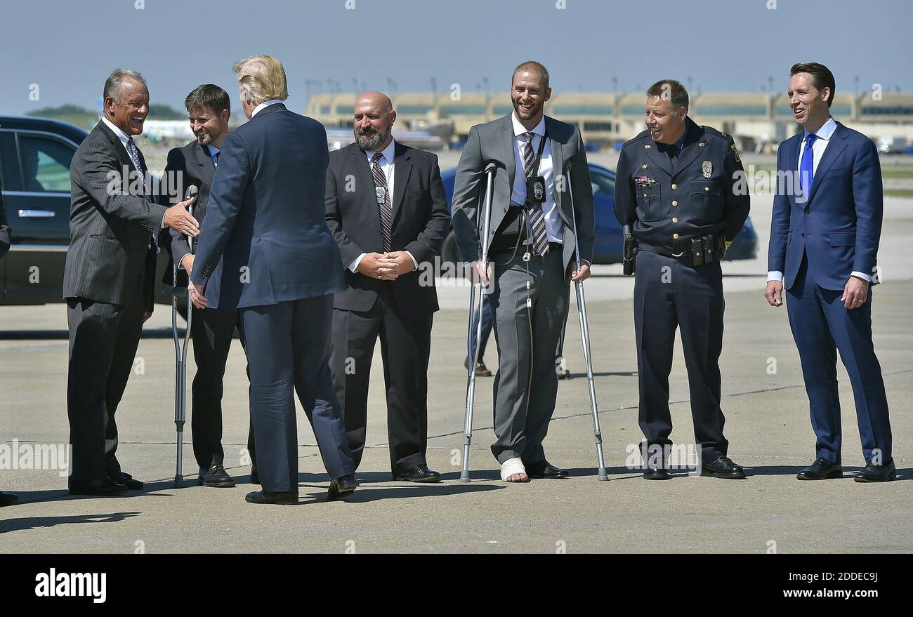 NO FILM, NO VIDEO, NO TV, NO DOCUMENTARIO - membro della Baseball Hall of Fame George Brett, a sinistra, è tra quelli che salutano il presidente Donald Trump martedì 24 luglio 2018, quando Trump arriva a Kansas City, MO, USA, per parlare al convegno VFW e a un evento della campagna Josh Hawley, a destra. Foto di Keith Myers/Kansas City Star/TNS/ABACAPRESS.COM Foto Stock