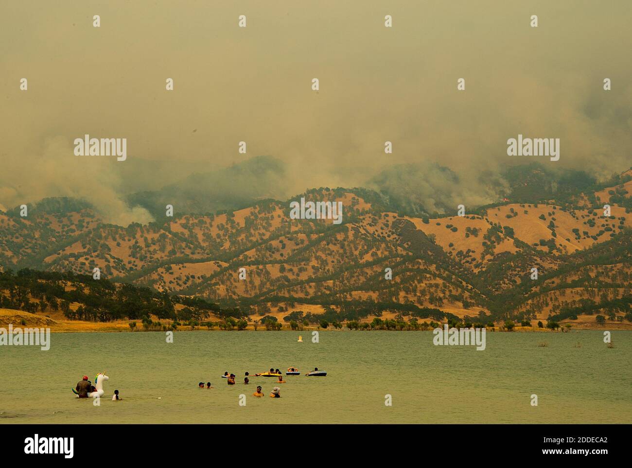 NESSUN FILM, NESSUN VIDEO, NESSUNA TV, NESSUN DOCUMENTARIO - il fuoco della contea brucia ad ovest verso il lago Berryessa e ha bruciato più di 22,000 acri senza contenimento domenica 1 luglio 2018 a Capay Valley, CA, USA. Foto di Paul Kitagaki Jr./Sacramento Bee/TNS/ABACAPRESS.COM Foto Stock