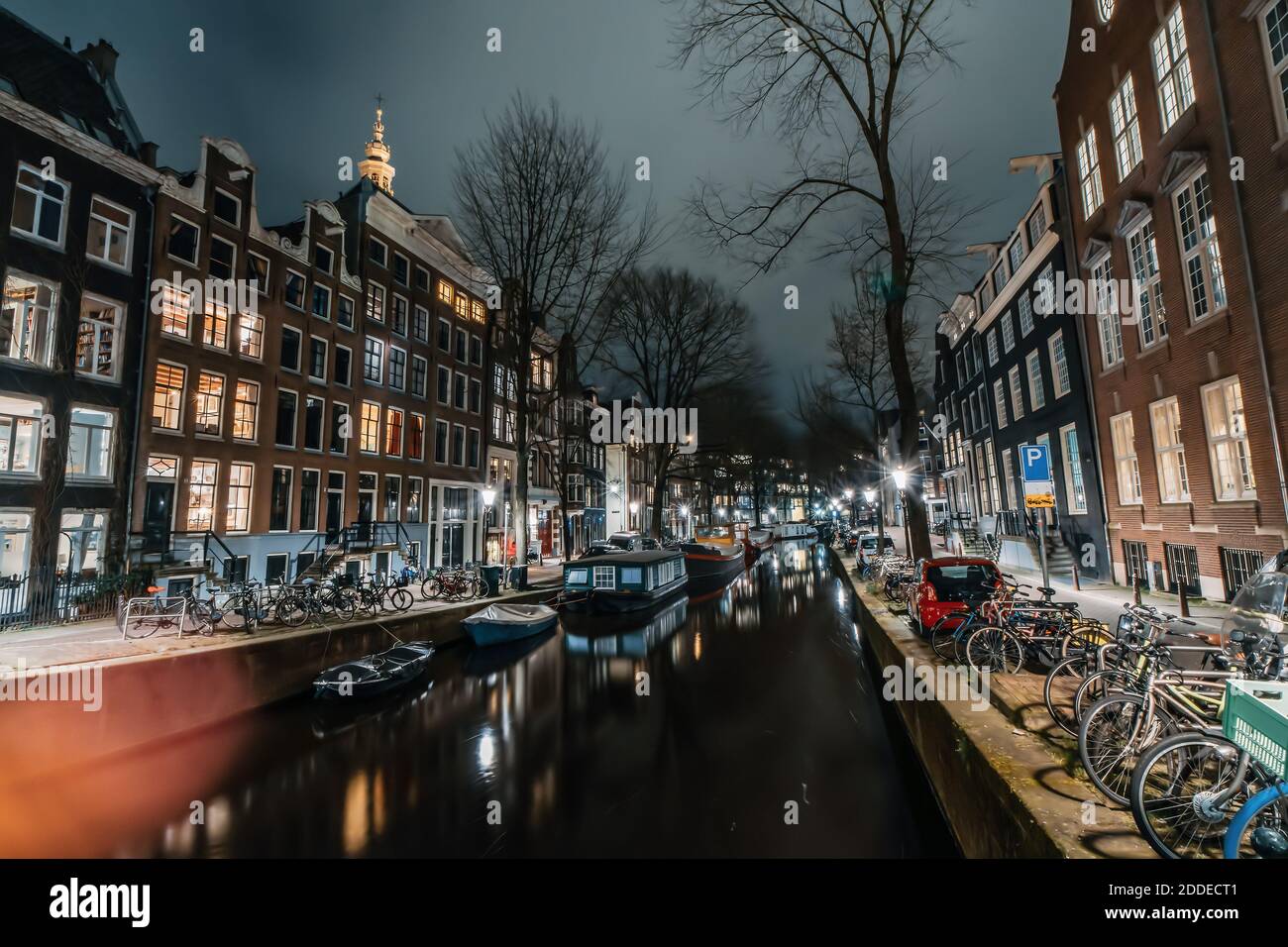 Amsterdam notte canale d'acqua della città con luci di sera riflessione e vecchie case, Amsterdam, Paesi Bassi. Foto Stock