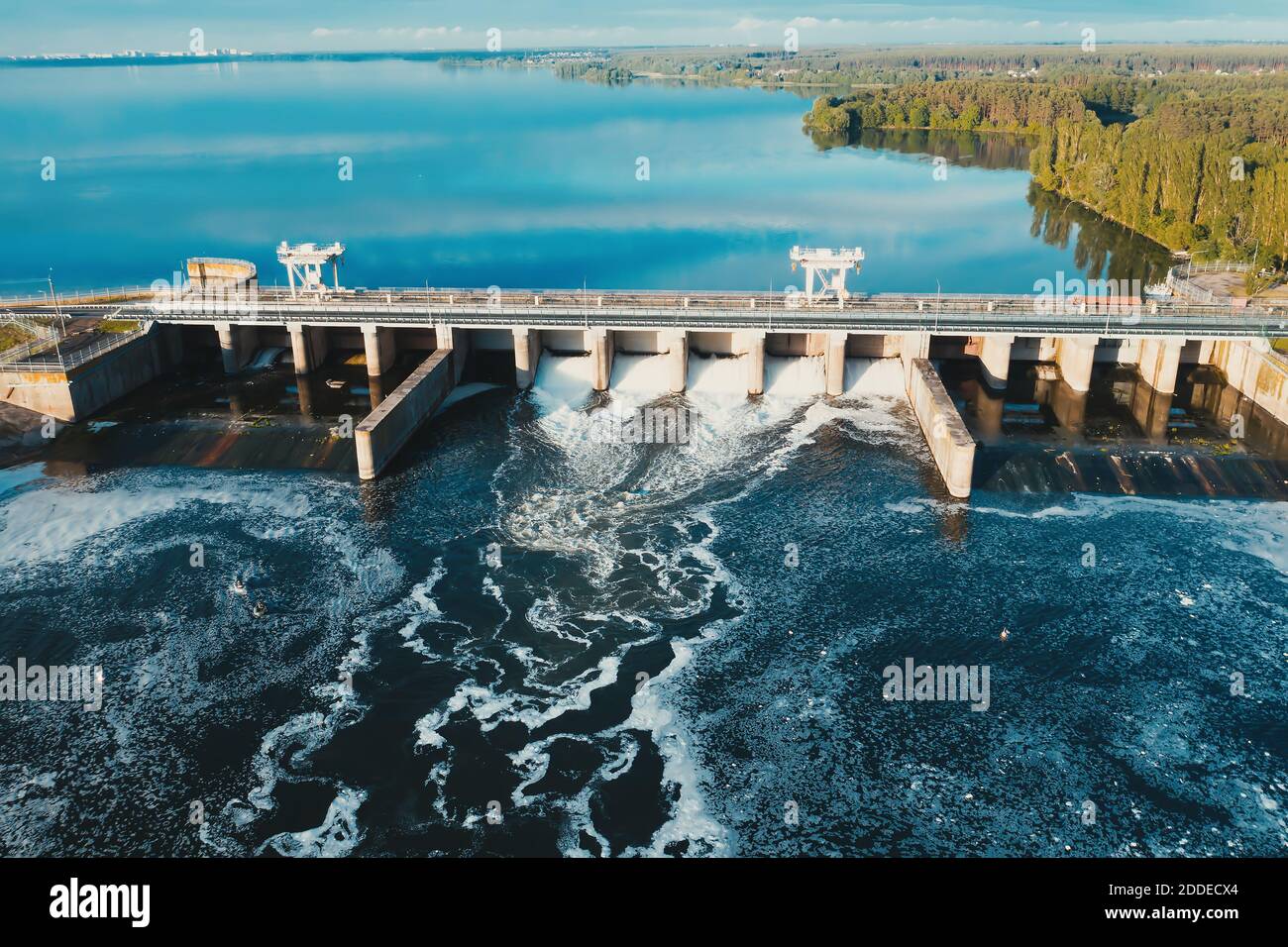 Diga idroelettrica con acqua che scorre attraverso il cancello, vista aerea dal drone. Foto Stock