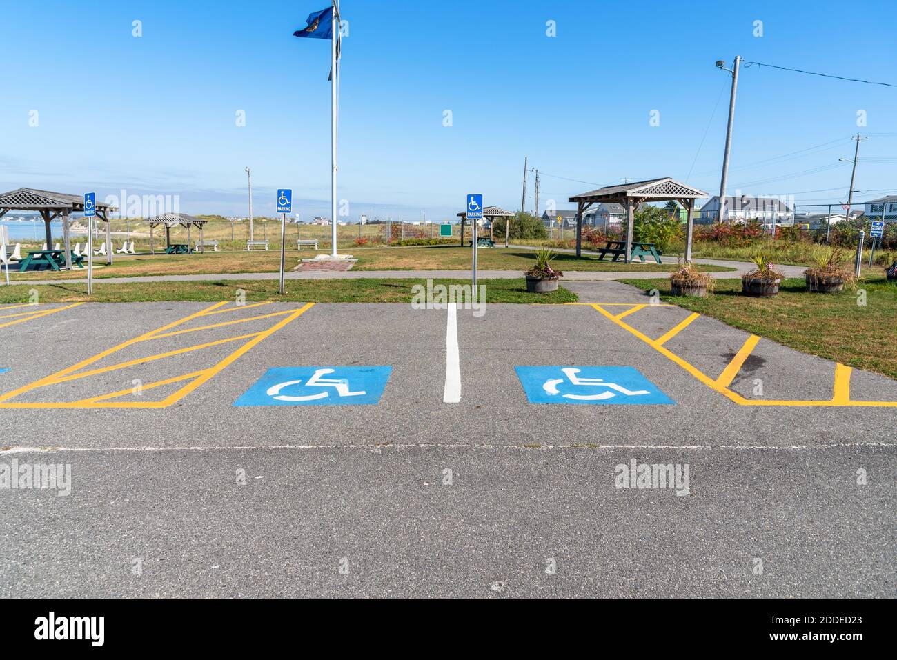 Spazi di parcheggio vuoti per disabili in un parco pubblico su una giornata autunnale limpida Foto Stock