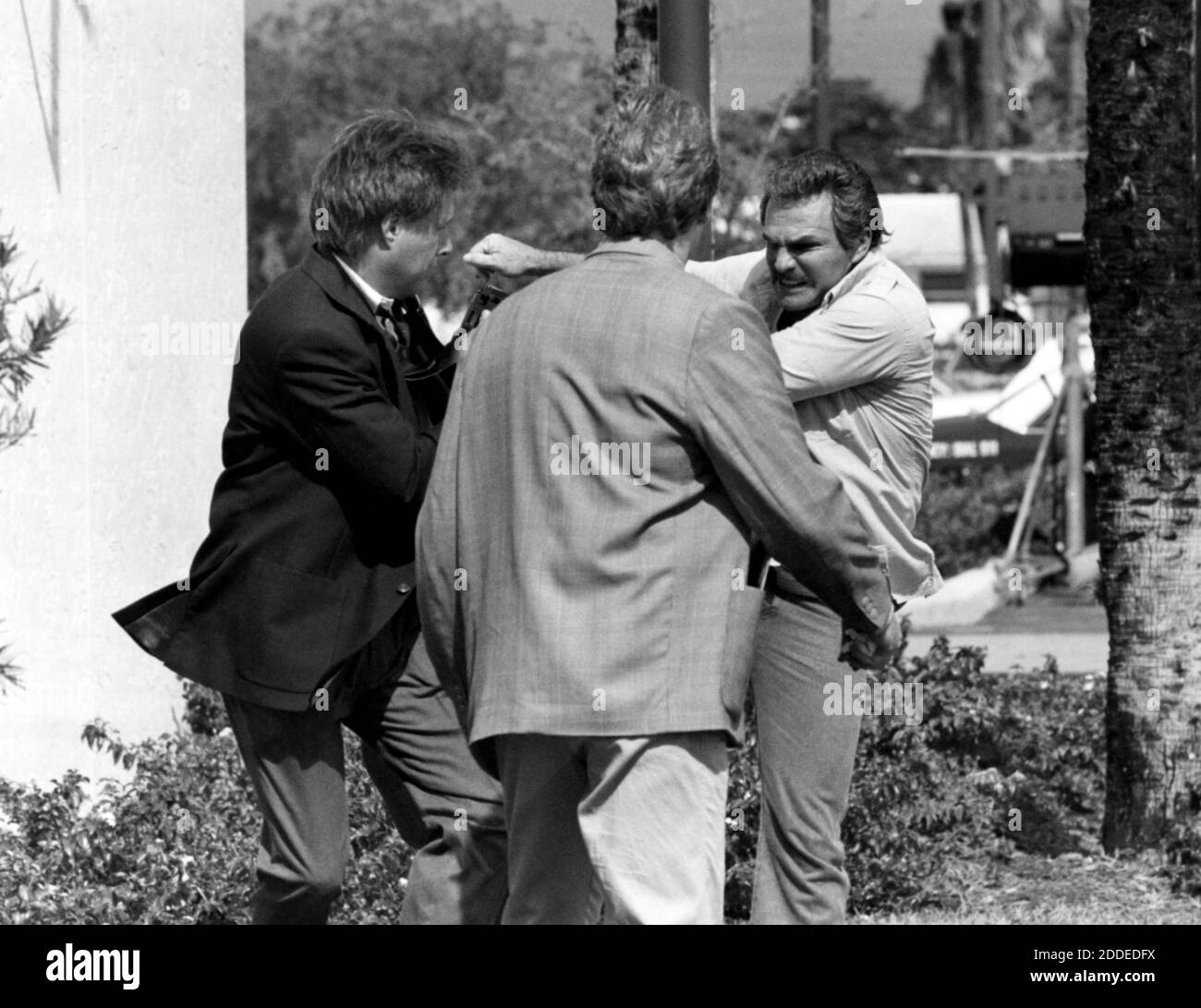 NO FILM, NO VIDEO, NO TV, NO DOCUMENTARIO - file photo - Burt Reynolds incontra un fotografo e reporter come parte della storia di uno spettacolo il 4 novembre 1988. Il film heartthrob degli anni '70 e il candidato di Oscar Burt Reynolds sono morti all'età di 82 anni. Secondo quanto riferito, è morto in un ospedale della Florida da un attacco di cuore con la sua famiglia al suo fianco. Foto di Sean Dougherty/Sun Sentinel/TNS/ABACAPRESS.COM Foto Stock