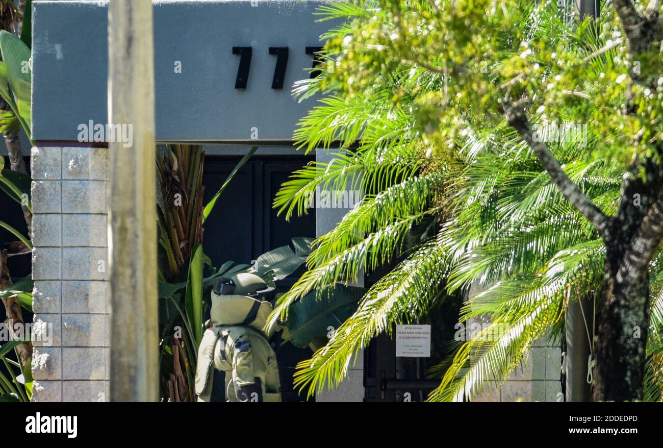 NO FILM, NO VIDEO, NO TV, NO DOCUMENTARIO - il personale della squadra di bomba dell'ufficio di Broward Sheriff entra nel Sunrise Utility Administrative Center di Sunrise, FL, USA, dopo che una sospetta bomba è stata trovata nell'edificio dove la congresswoman Debbie Wasserman-Schultz ufficio si trova all'interno di mercoledì 24 ottobre 2018. Foto di Taimy Alvarez/Sun Sentinel/TNS/ABACAPRESS.COM Foto Stock