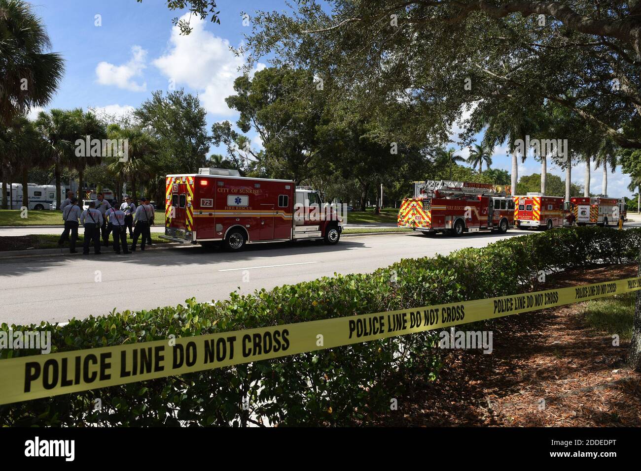 NO FILM, NO VIDEO, NO TV, NO DOCUMENTARIO - Sunrise Fire Rescue Trucks in standby Mercoledì 24 ottobre 2018 come squadra di bomba di Broward Sheriff Office inviare in un robot nel Sunrise Utility Administrative Center a Sunrise, FL, USA, Dopo che una bomba sospetta è stata trovata nell'edificio dove la congresswoman Debbie Wasserman-Schultz ufficio è localizzato Foto da Taimy Alvarez/Sun Sentinel/TNS/ABACAPRESS.COM Foto Stock