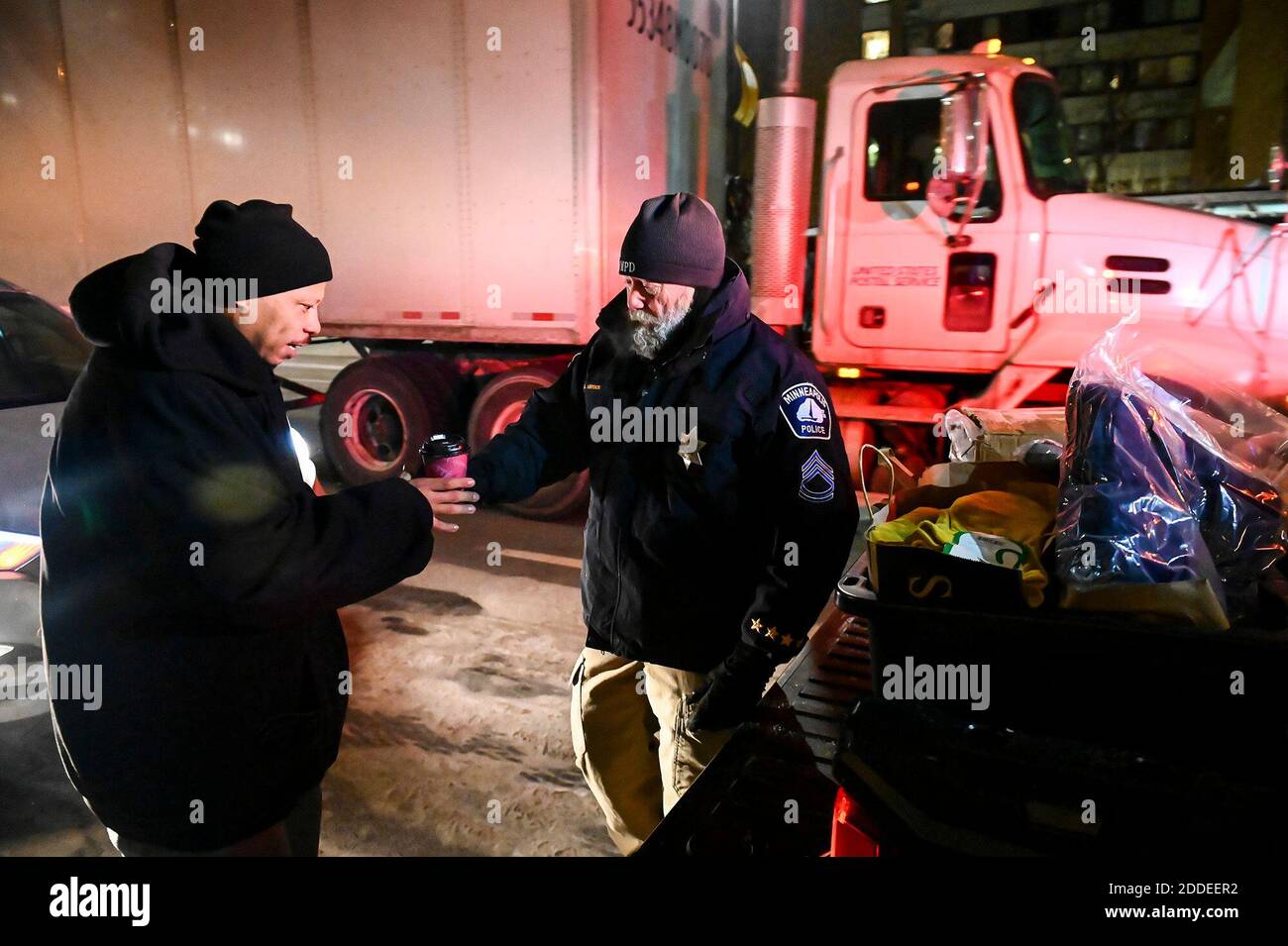 NO FILM, NO VIDEO, NO TV, NO DOCUMENTARIO - Minneapolis polizia Sgt. Grant Snyder consegna una tazza di cioccolata calda a Dawone Boclair fuori dalla biblioteca pubblica su Hennepin Avenue nel centro di Minneapolis come le temperature si sono ridotte a -20 Martedì notte, 29 gennaio 2019. Foto di Aaron Lavinsky/Minneapolis Star Tribune/TNS/ABACAPRESS.COM Foto Stock