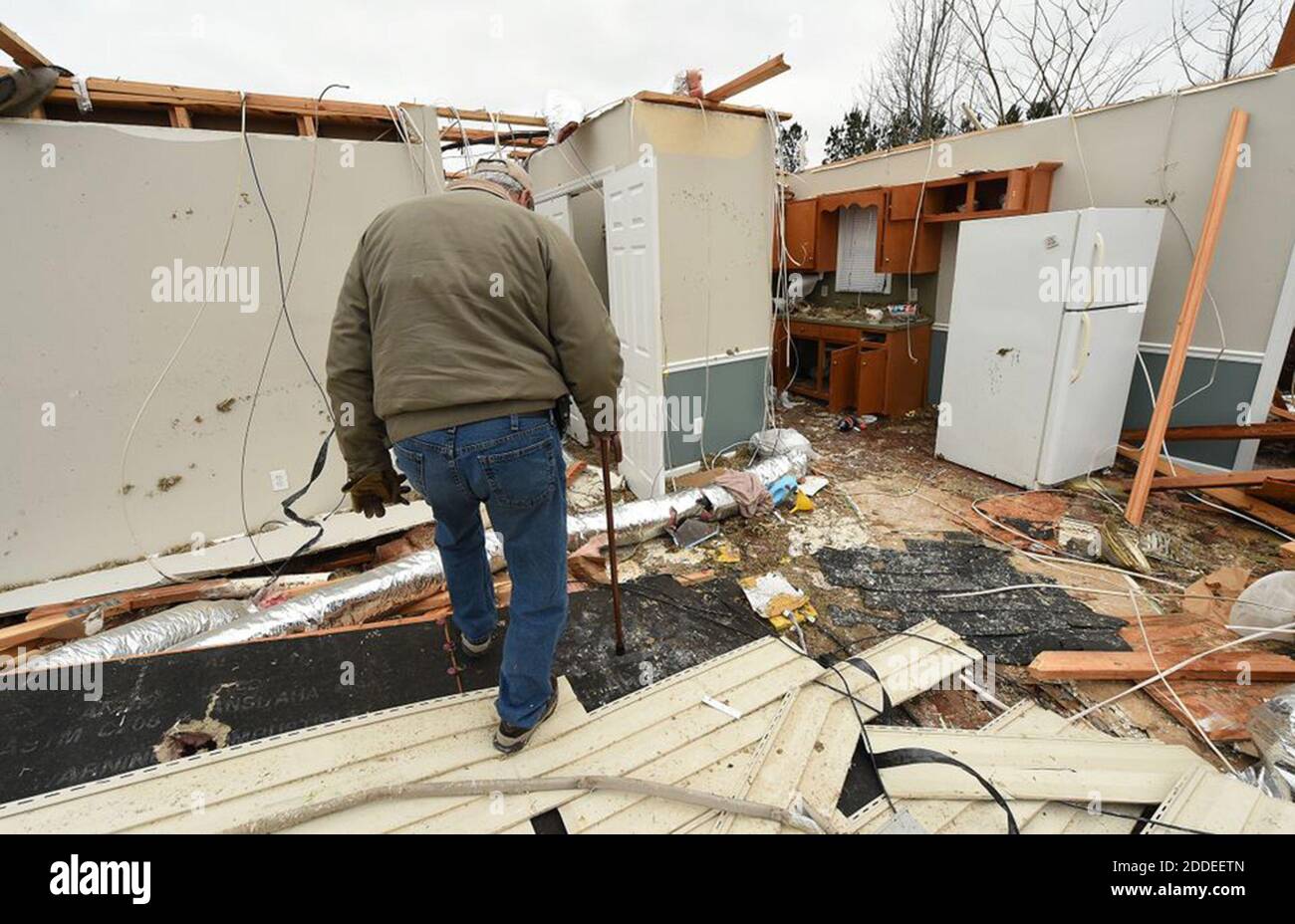 NESSUN FILM, NESSUN VIDEO, NESSUNA TV, NESSUN DOCUMENTARIO - Greg Molinari sopravvisse a casa sua quando il tornado colpì. Ha messo una pentola di cottura sopra la sua testa e ha hunkered giù nel corridoio interno della casa. Gli amici lo aiutarono a rimuovere alcuni dei suoi effetti personali. Questo quartiere appena fuori Lee CR 430 ha ricevuto gravi danni da tornado. Tornado Damage a Smith's Station, Alabama. Il 4 marzo 2019. Almeno 23 persone sono confermate morte dopo l'epidemia di tornado della domenica con violente tempeste che hanno lasciato i detriti sparsi nell'Alabama meridionale e in Georgia. Foto di Joe Songer/Alabama Media Group/TNS/ABACAPRESS.COM Foto Stock