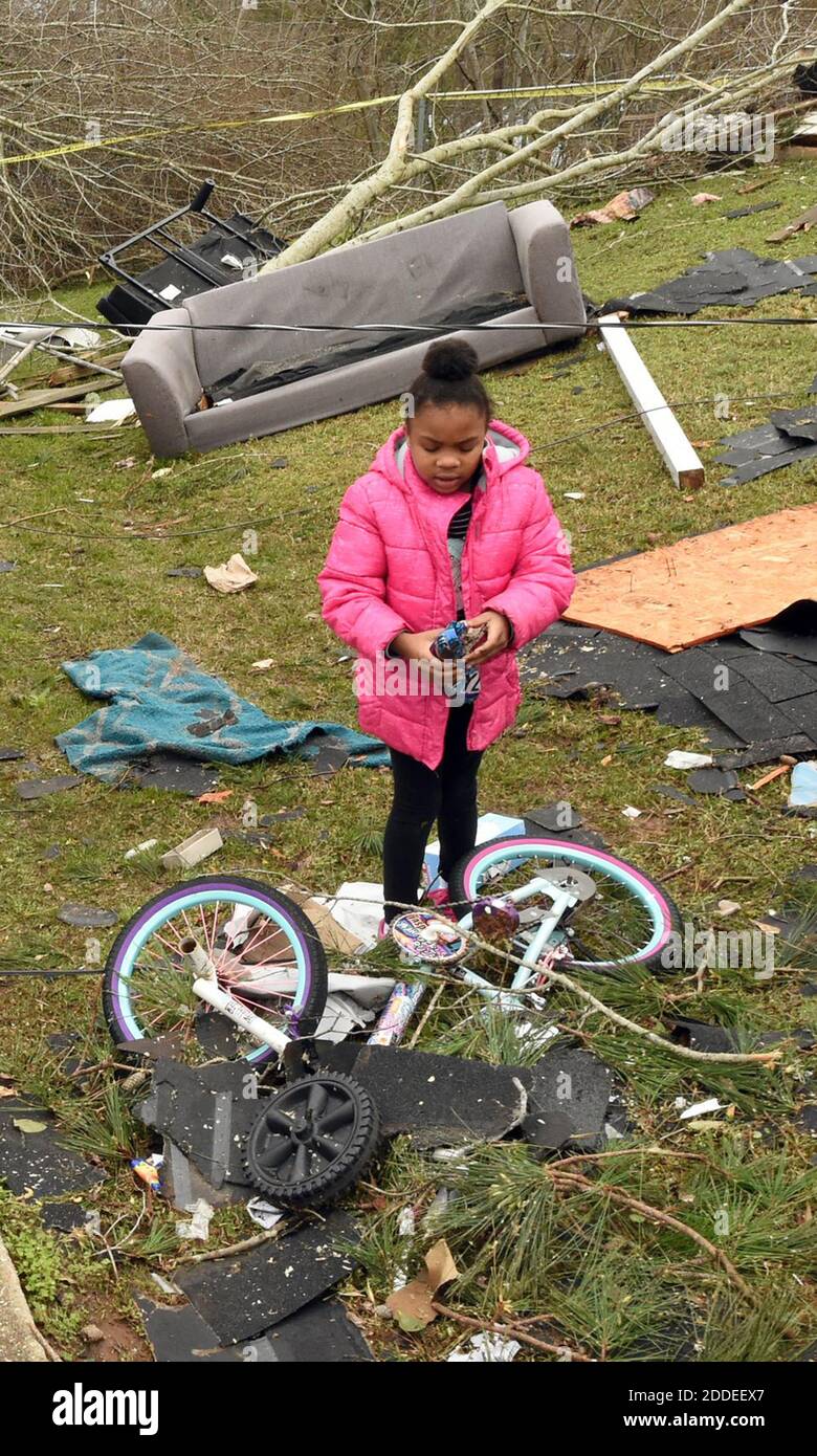 NESSUN FILM, NESSUN VIDEO, NESSUNA TV, NESSUN DOCUMENTARIO - Kerrnington Thomas, 6, ha trovato la sua moto coperta di detriti nel suo cortile anteriore. Questo quartiere appena fuori Lee CR 430 ha ricevuto gravi danni da tornado. Tornado Damage a Smith's Station, Alabama il 4 marzo 2019. Almeno 23 persone sono confermate morte dopo l'epidemia di tornado della domenica con violente tempeste che hanno lasciato i detriti sparsi nell'Alabama meridionale e in Georgia. Foto di Joe Songer/Alabama Media Group/TNS/ABACAPRESS.COM Foto Stock