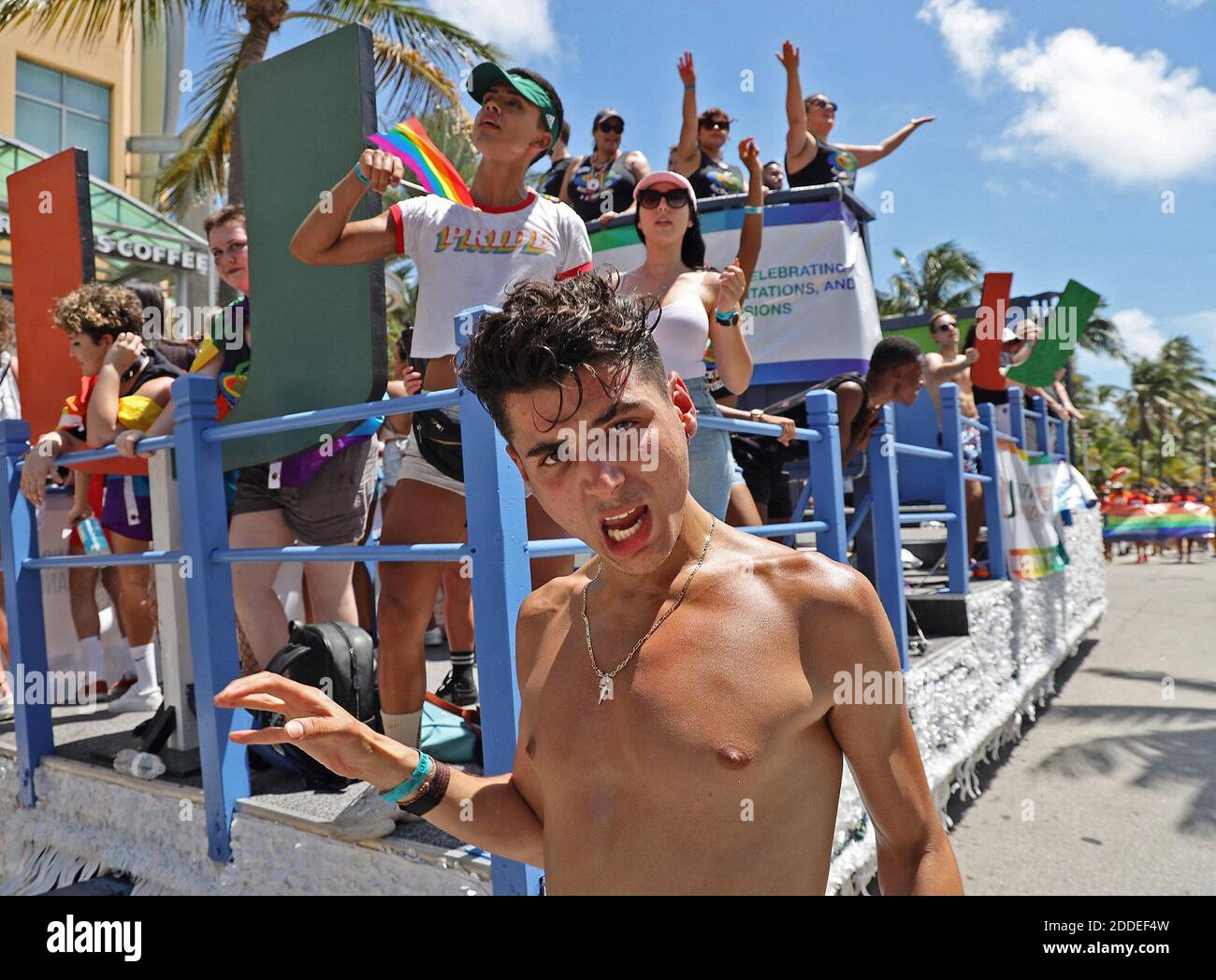 NO FILM, NO VIDEO, NO TV, NO DOCUMENTARIO - UM mostra il loro orgoglio con il loro galleggiante come Miami Beach ha tenuto la sua 11 ° parata annuale LGBT 'Pride' Domenica 7 aprile 2019 a Miami, FL, USA. Foto di Carl Juste/Miami Herald/TNS/ABACAPRESS.COM Foto Stock
