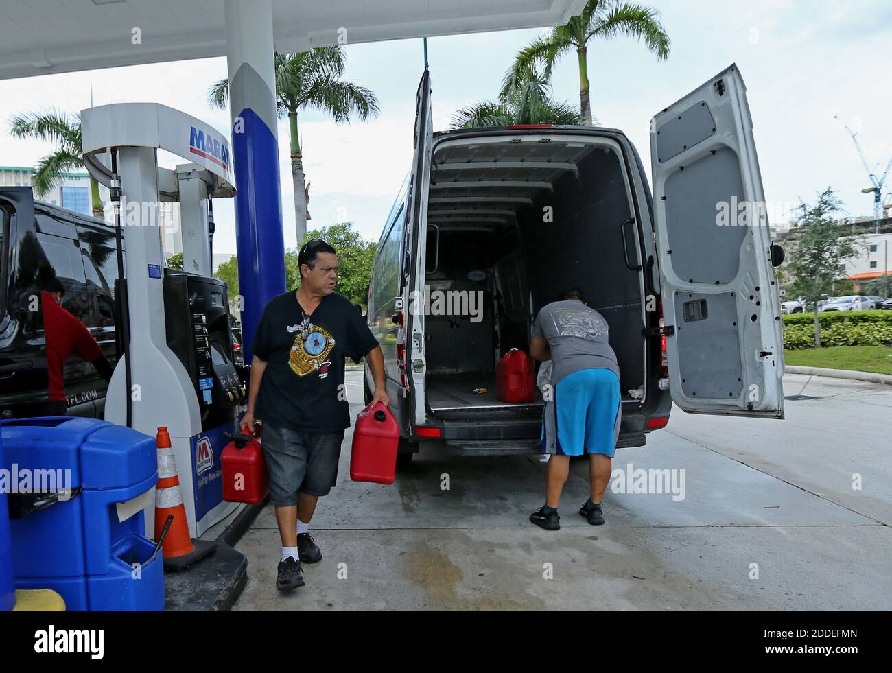 NO FILM, NO VIDEO, NO TV, NO DOCUMENTARIO - le persone riempiono le bombole di gas alla stazione di gas Marathon venerdì 30 agosto 2019 ad Aventura, Fla., come lo stato si prepara per l'uragano Dorian. Foto di David Santiago/Miami Herald/TNS/ABACAPRESS.COM Foto Stock