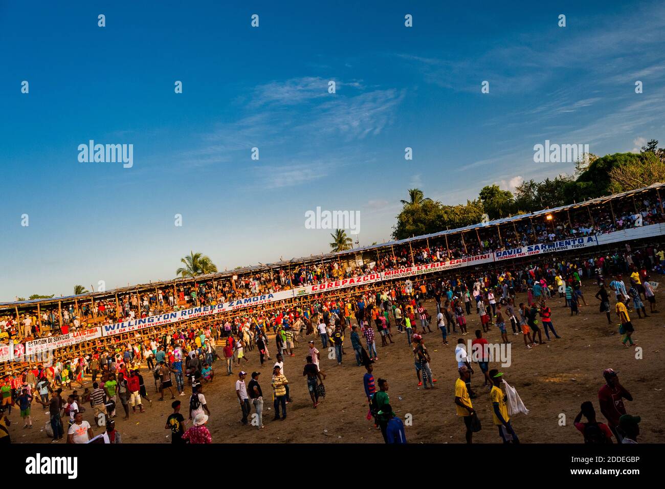 I contadini colombiani si trovano nell'arena di Corralejas, un festival rurale di corrida che si tiene a Soplaviento, Colombia. Foto Stock