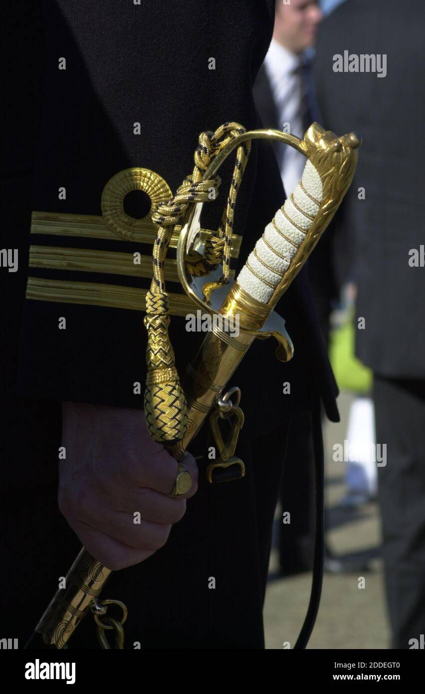 AJAXNETPHOTO. PORTSMOUTH, INGHILTERRA. - ABITO NAVALE - UFFICIALE ROYAL NAVAL COMMANDER ALLA MESSA IN SERVIZIO DELLA NAVE NAVALE RUMENA INDOSSA UNA SPADA VESTITO. PHOTO:JONATHAN EASTLAND/AJAX REF:D40909 0778 Foto Stock