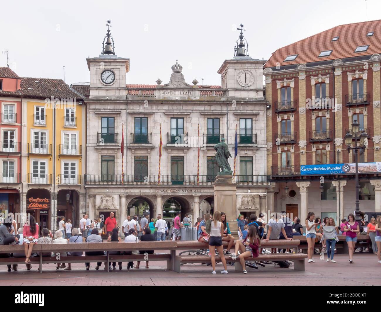 La piazza principale (Plaza Mayor) è un popolare punto di incontro per giovani e anziani - Burgos, Castiglia e Leon, Spagna Foto Stock