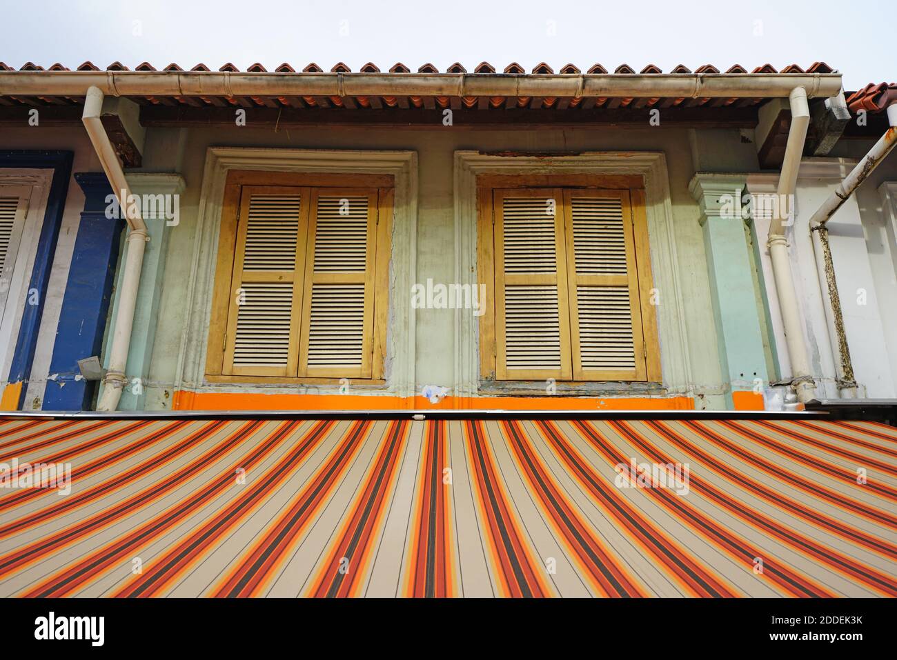 Finestre colorate sulle case di Peranakan di Singapore Foto Stock