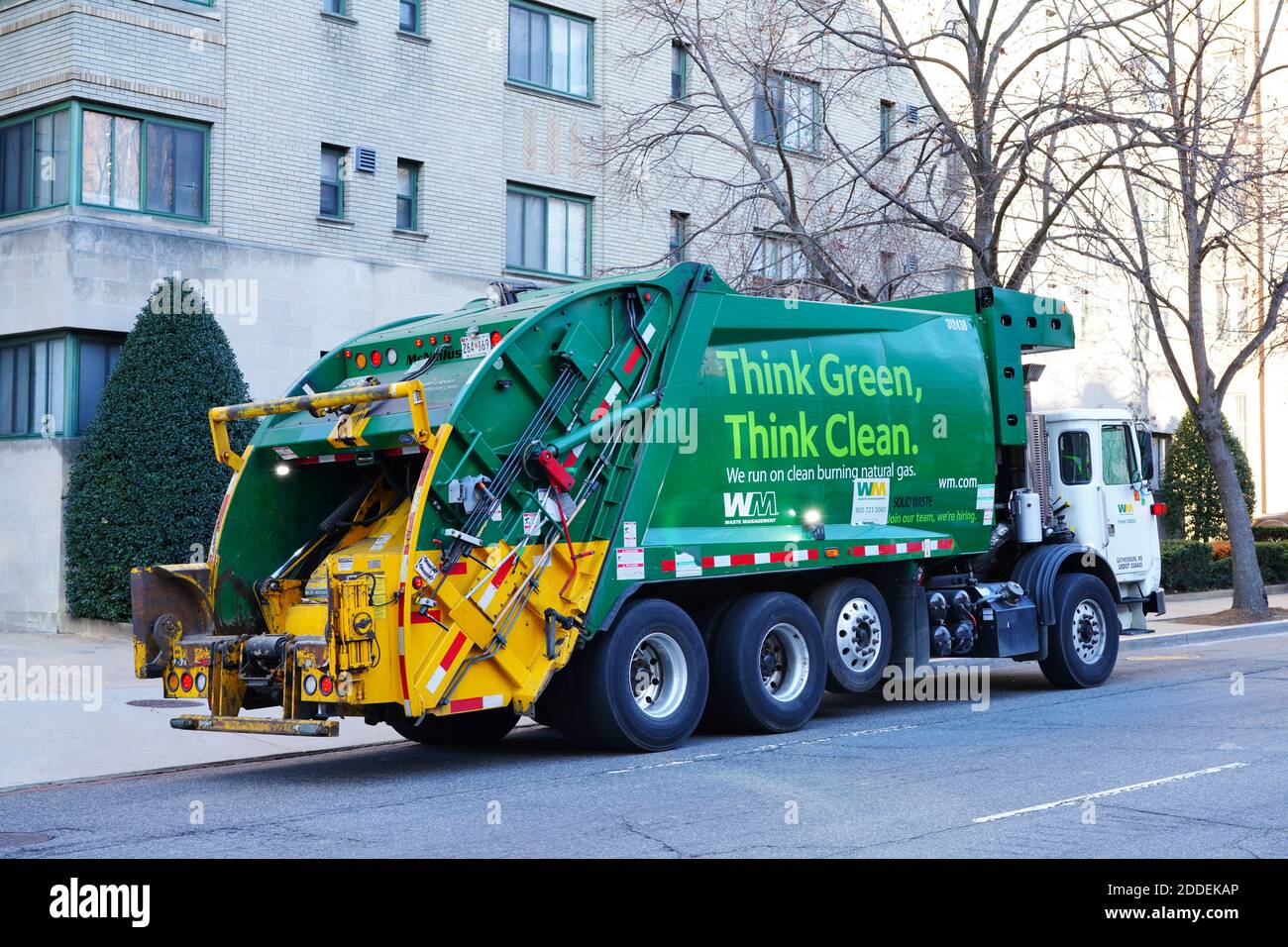WASHINGTON, DC -21 FEB 2020- Vista di un veicolo per rifiuti di gestione dei rifiuti dicendo Think Green, pensare pulito sulla strada a Washington, DC, Stati Uniti. Foto Stock