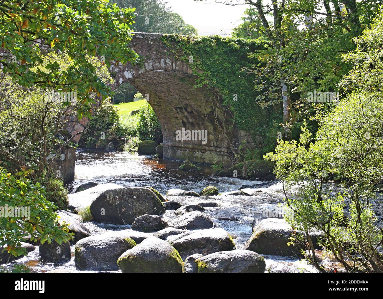 Il ponte stradale Dartmeet che attraversa l'East Dart River su Dartmoor è stato costruito nel 1792. Questo ponte in pietra si trova vicino ad un ponte medievale di clapper. Foto Stock