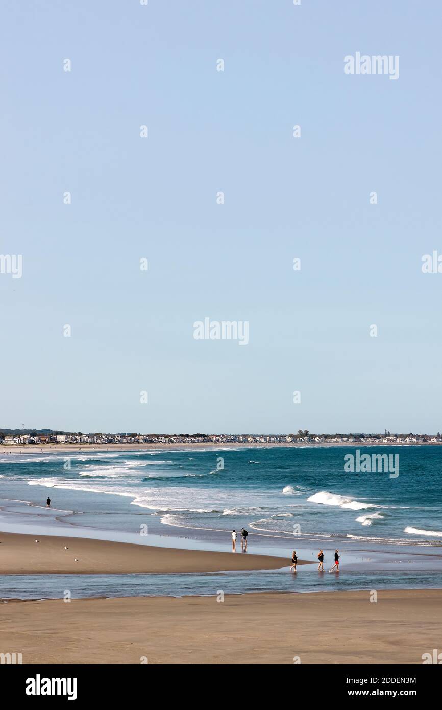 Persone che camminano sulla sabbia a bassa marea in Ogunquit Beach nel Maine. Foto Stock