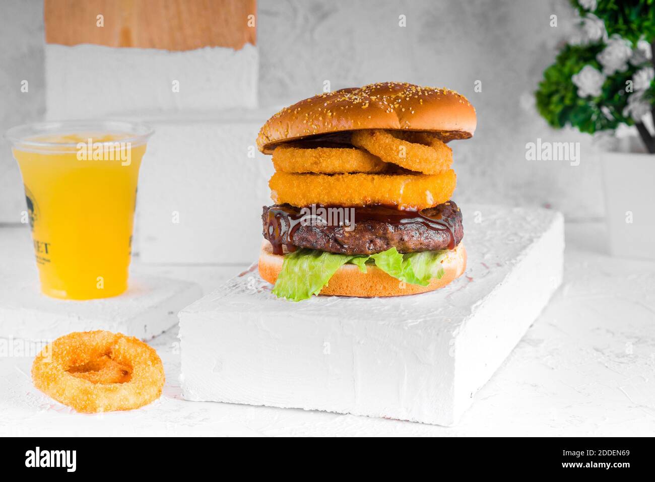 hamburger di manzo con formaggio e salsa Foto Stock