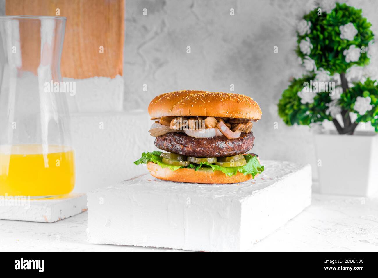 hamburger di manzo con formaggio e salsa Foto Stock