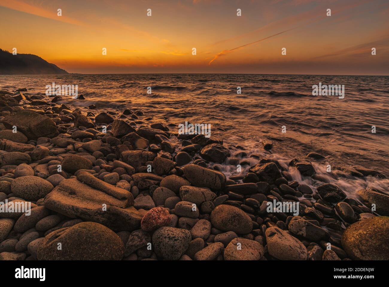 tramonto sulla costa rocciosa a bassa marea sulla baia di divertente Foto Stock