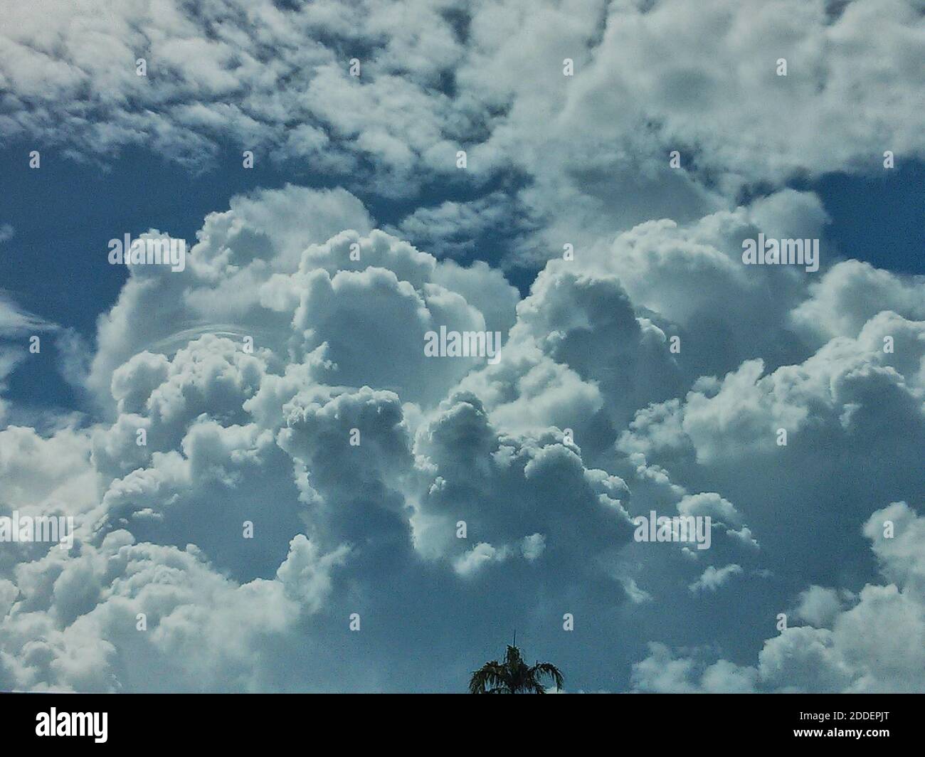 un colpo medio di nuvole in una giornata intensa Foto Stock