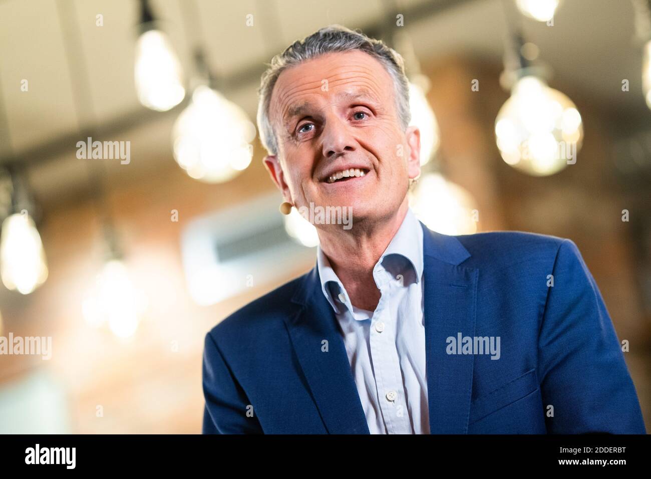 Fellbach, Germania. 03 Nov 2020. Frank Nopper (CDU), candidato all'elezione del sindaco di Stoccarda, ride prima che venga registrato il discorso dell'Accademia. (A dpa: 'Ultimo scatto sulla strada per la cima del municipio - Stoccarda elegge nuovo Signore Sindaco') Credit: Tom Weller/dpa/Alamy Live News Foto Stock