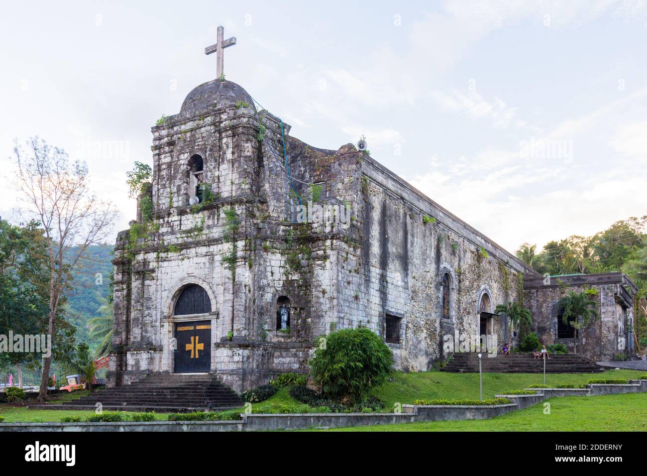 La vecchia chiesa parrocchiale di San Giovanni Battista a Bato, Catanduanes, Filippine Foto Stock