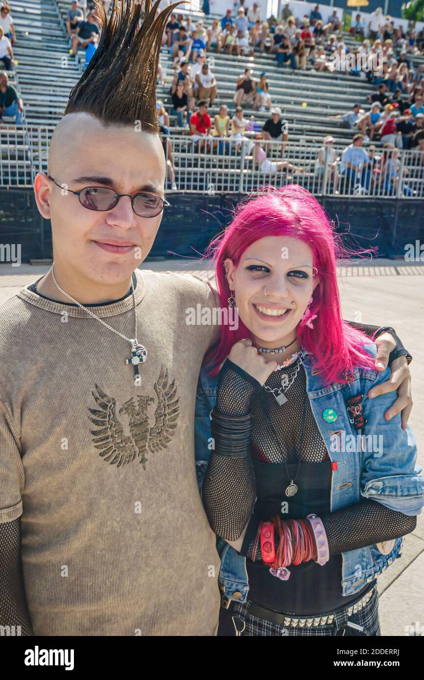 Miami Florida,Bayfront Park Red Bull Flugtag,festival evento coppia uomo donna femmina rosa capelli moda, Foto Stock