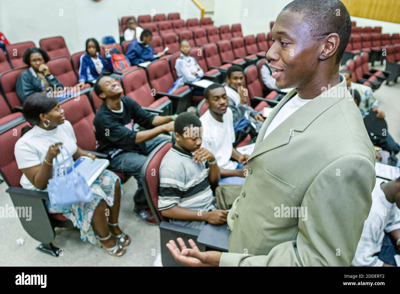 Miami Florida,Little Haiti Miami Edison Senior High School,altoparlante motivazionale Patrick Quinn,studenti studenti uomo nero adolescenti adolescenti Foto Stock