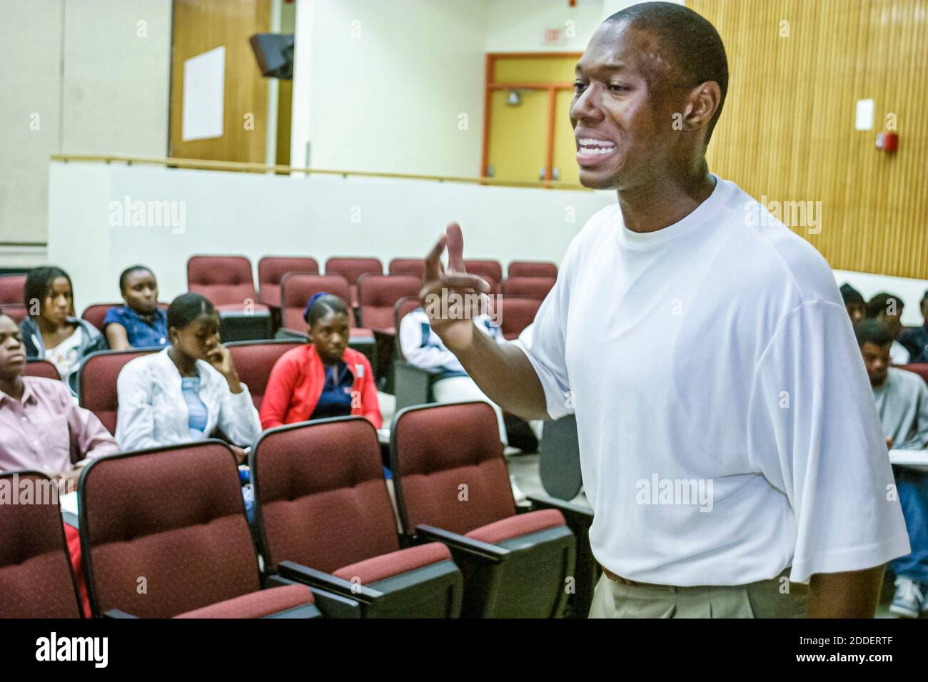 Miami Florida,Little Haiti Miami Edison Senior High School,altoparlante motivazionale Patrick Quinn,studenti studenti uomo nero adolescenti adolescenti Foto Stock