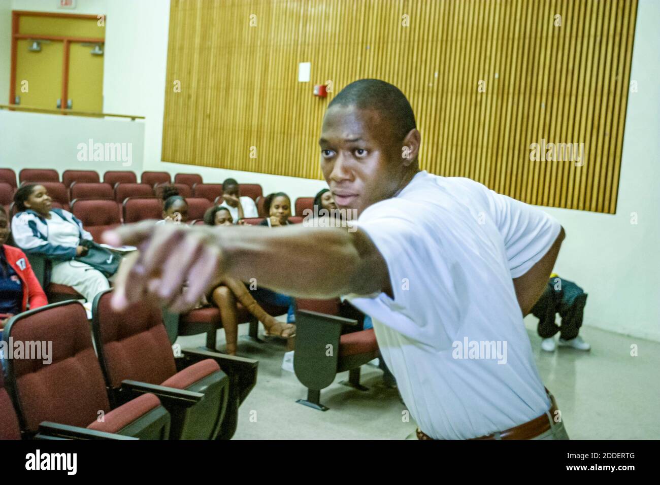 Miami Florida,Little Haiti Miami Edison Senior High School,altoparlante motivazionale Patrick Quinn,studenti studenti uomo nero adolescenti adolescenti Foto Stock