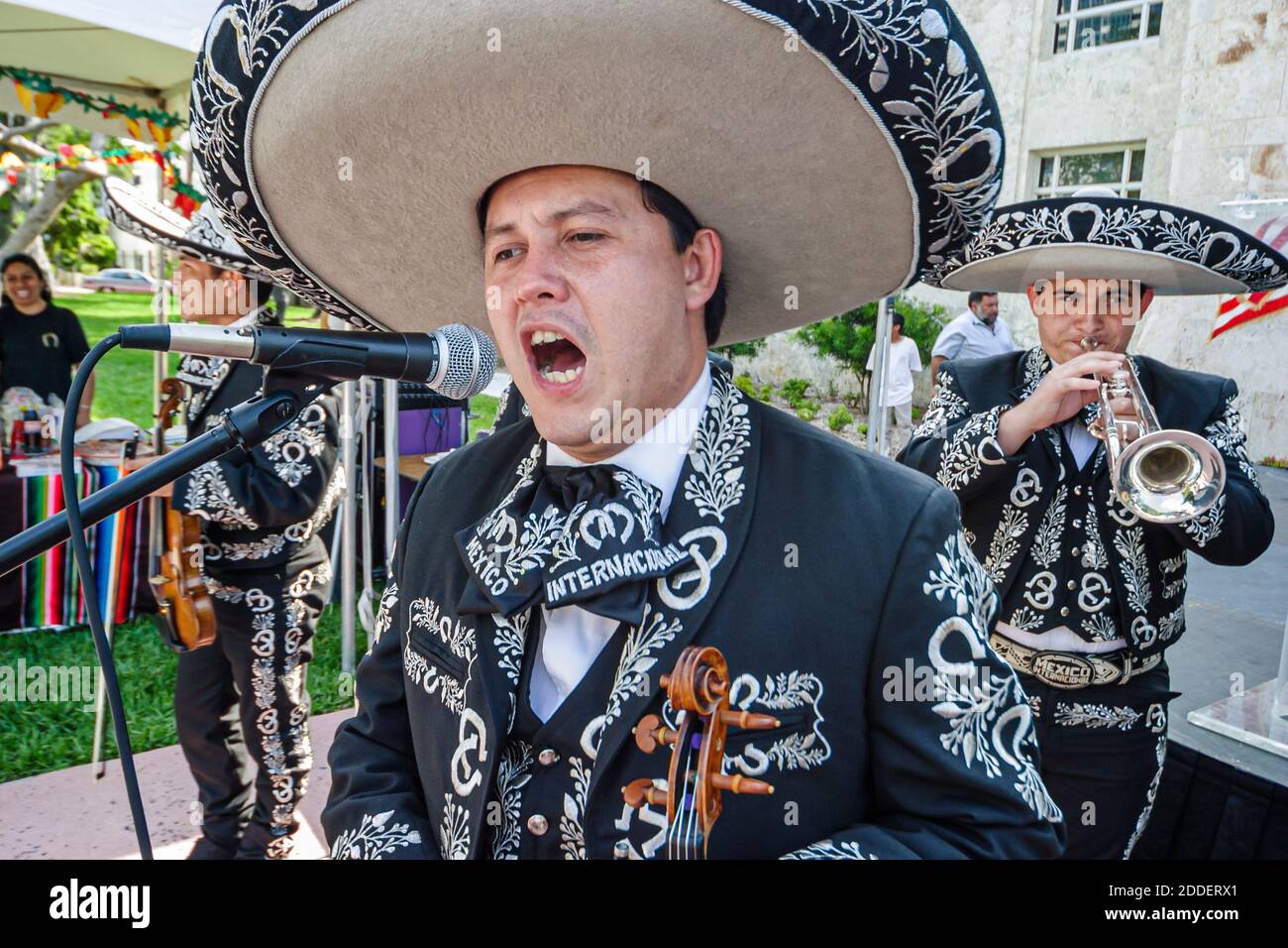 Miami Beach Florida, Collins Park Mexico Cinco de Mayo celebrazione, mariachi musicista ispanico uomo vestito sombrero, cantante cantare microfono, Foto Stock