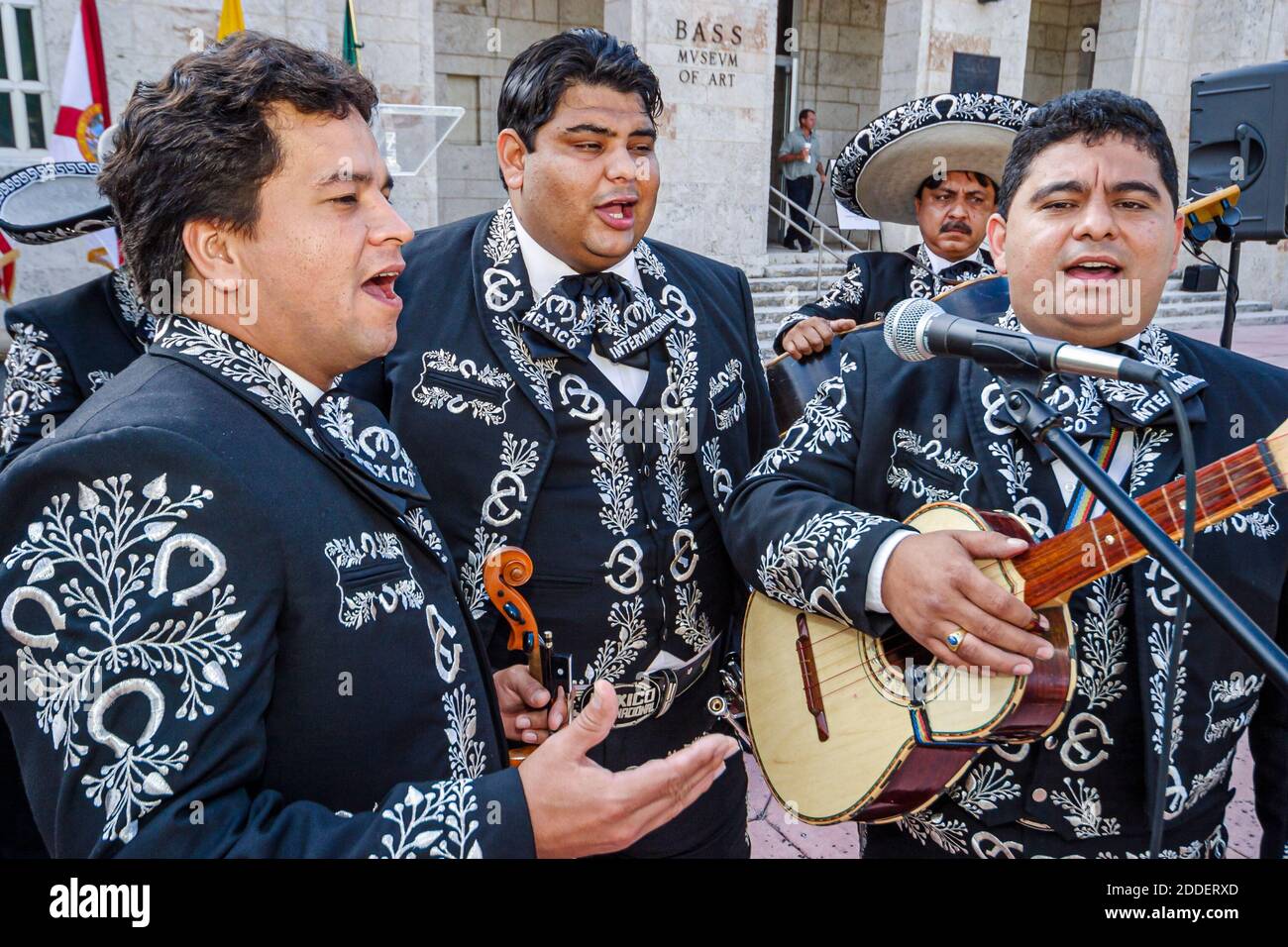 Miami Beach Florida, Collins Park Mexico Cincio de Mayo celebrazione, mariachi musicista ispanico uomo musicista vestito sombrero, cantanti che cantano guit Foto Stock