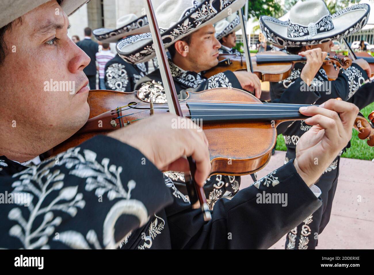 Miami Beach Florida, Collins Park Mexico Cincio de Mayo celebrazione, mariachi musicista suona violino ispanico uomo vestito sombrero, Foto Stock