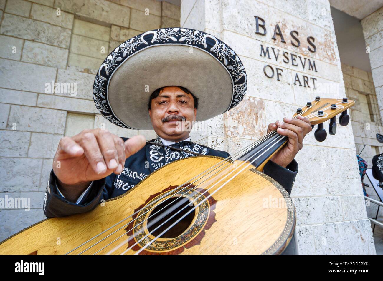 Miami Beach Florida, Collins Park Mexico Cincio de Mayo celebrazione, mariachi musicista chitarra ispanica uomo vestito sombrero, Foto Stock
